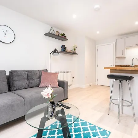 Bright Comfy Flat With Free Parking Sleeps Up To 4 York