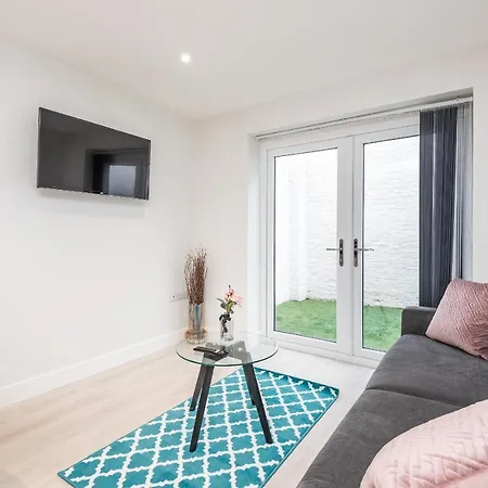 Bright Comfy Flat With Free Parking Sleeps Up To 4
