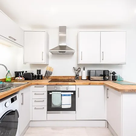 Bright Comfy Flat With Free Parking Sleeps Up To 4 *