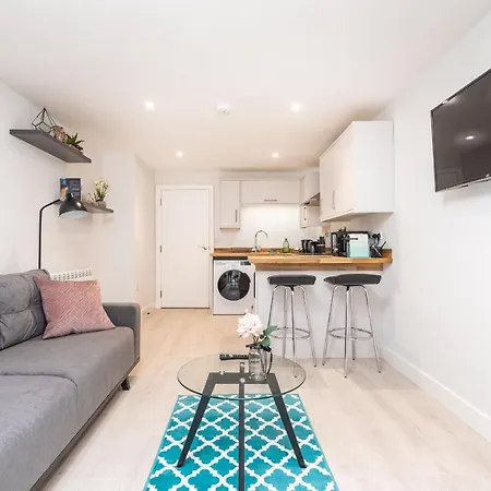Apartment Bright Comfy Flat With Free Parking Sleeps Up To 4
