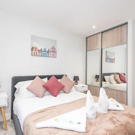 Bright Comfy Flat With Free Parking Sleeps Up To 4
