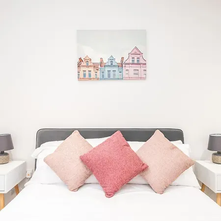 Apartment Bright Comfy Flat With Free Parking Sleeps Up To 4